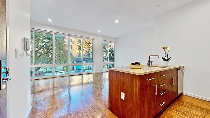 Sold by Bizzarro Agency | media 3