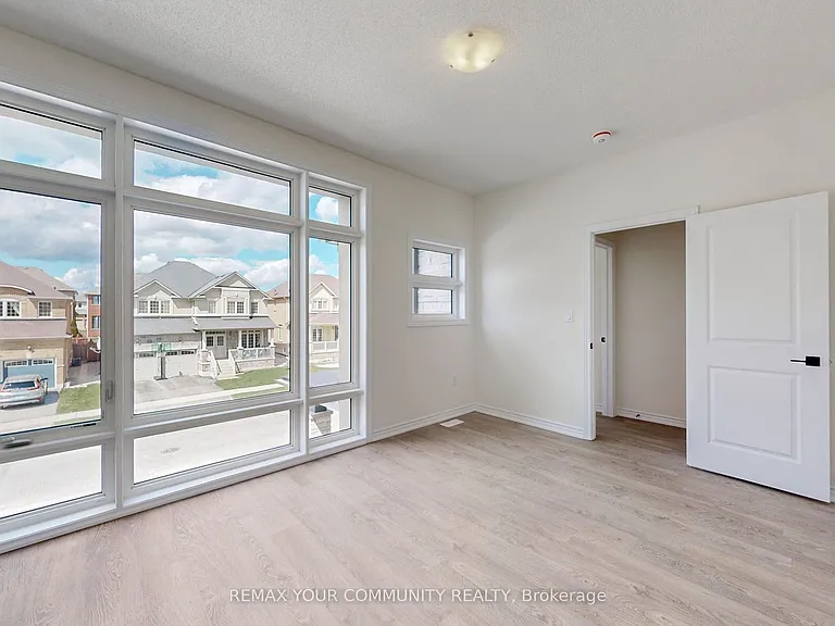 105 Halldorson Ave — Photo 31