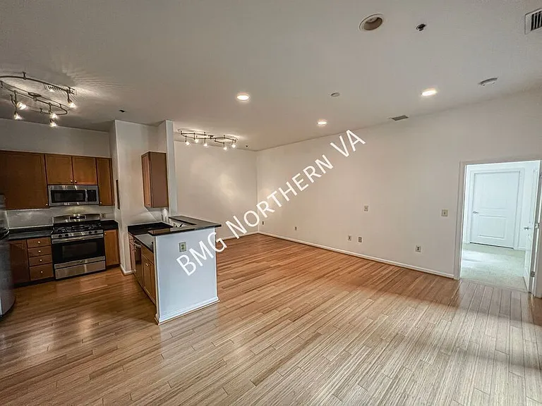 309 Holland Ln #105 — Photo 2