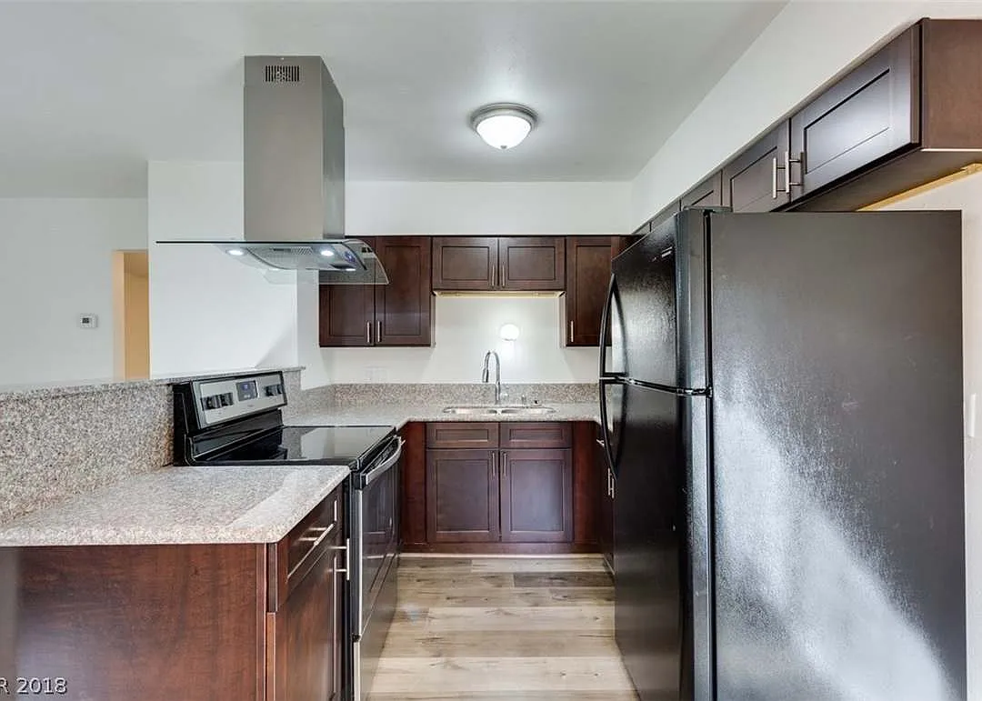 2 bed, 714 sqft, $1,200 — Photo 2