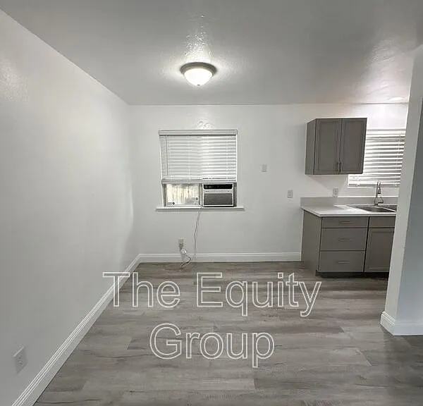 315 NE 3rd Ave #B — Photo 3