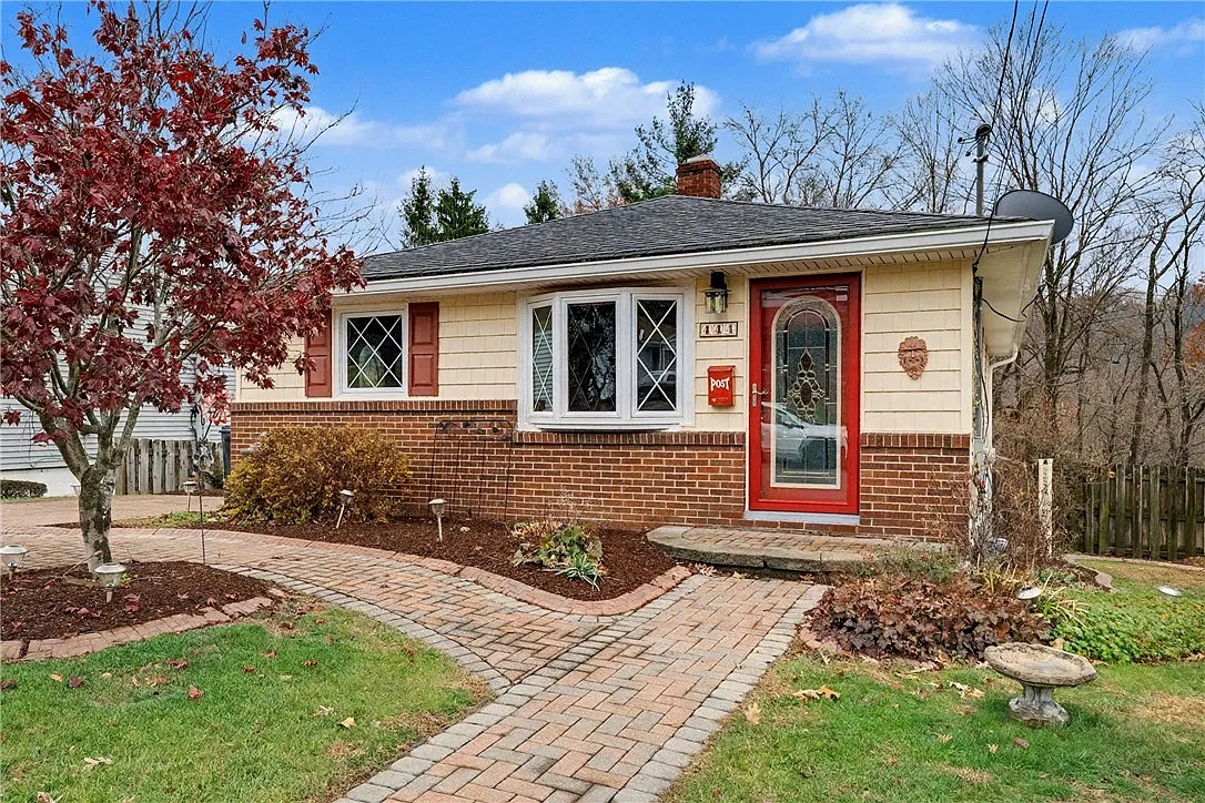 444 Violet Dr photo 1