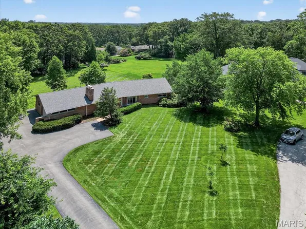 25 Oak Park Dr, Saint Louis, MO 63141