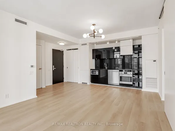 125 Peter St #2308, Toronto, ON M5V 0M2