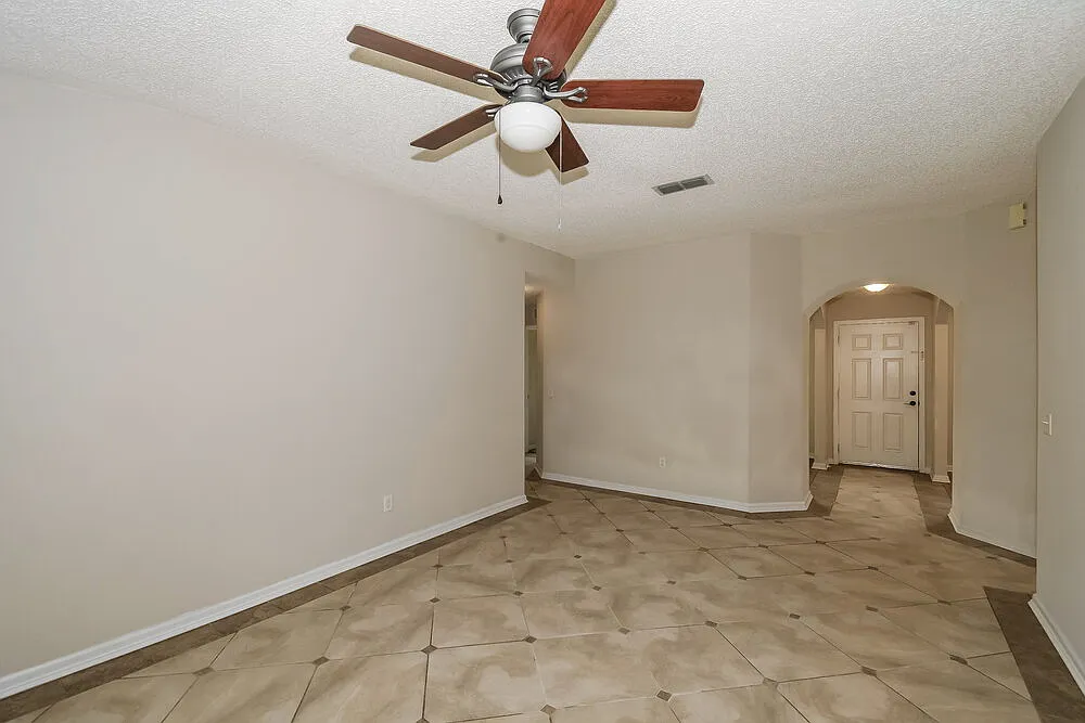 4 bed, 2.0 bath, 1681 sqft, $2,065 — Photo 4