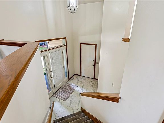 5th image of 10 Maple View Ct