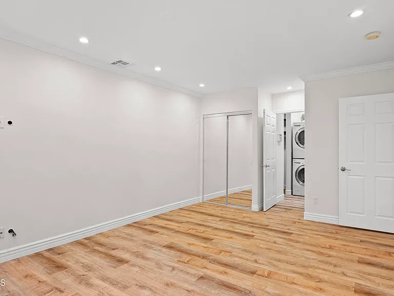 4951 Enfield Ave — Photo 10
