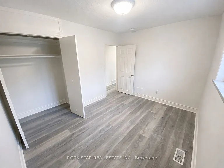 227 Fernwood Cres #MAIN — Photo 11
