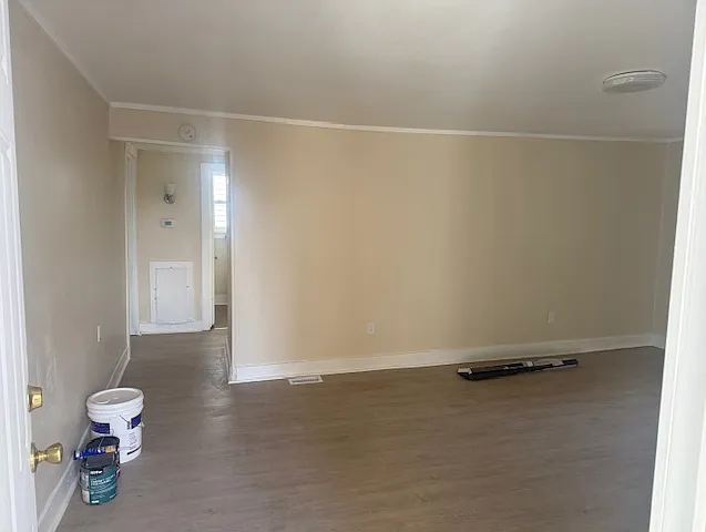 115 W Commercial St — Photo 3