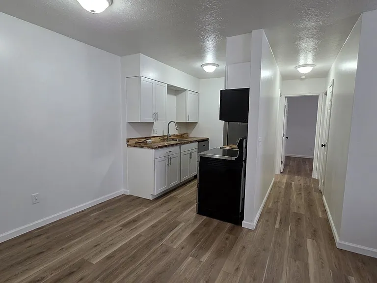 432 E Washington St #9 — Photo 3
