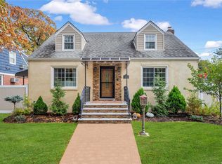 555 N Corona Ave, Valley Stream, NY 11580