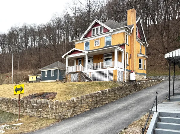 99 Locust St, Williamsburg, PA 16693