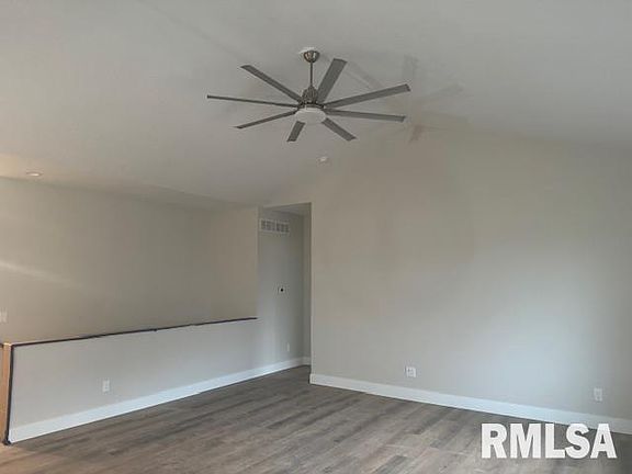 3rd image of 4906 Willow Cir