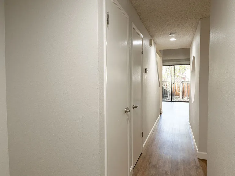 Cambridge Court Townhomes — Photo 27