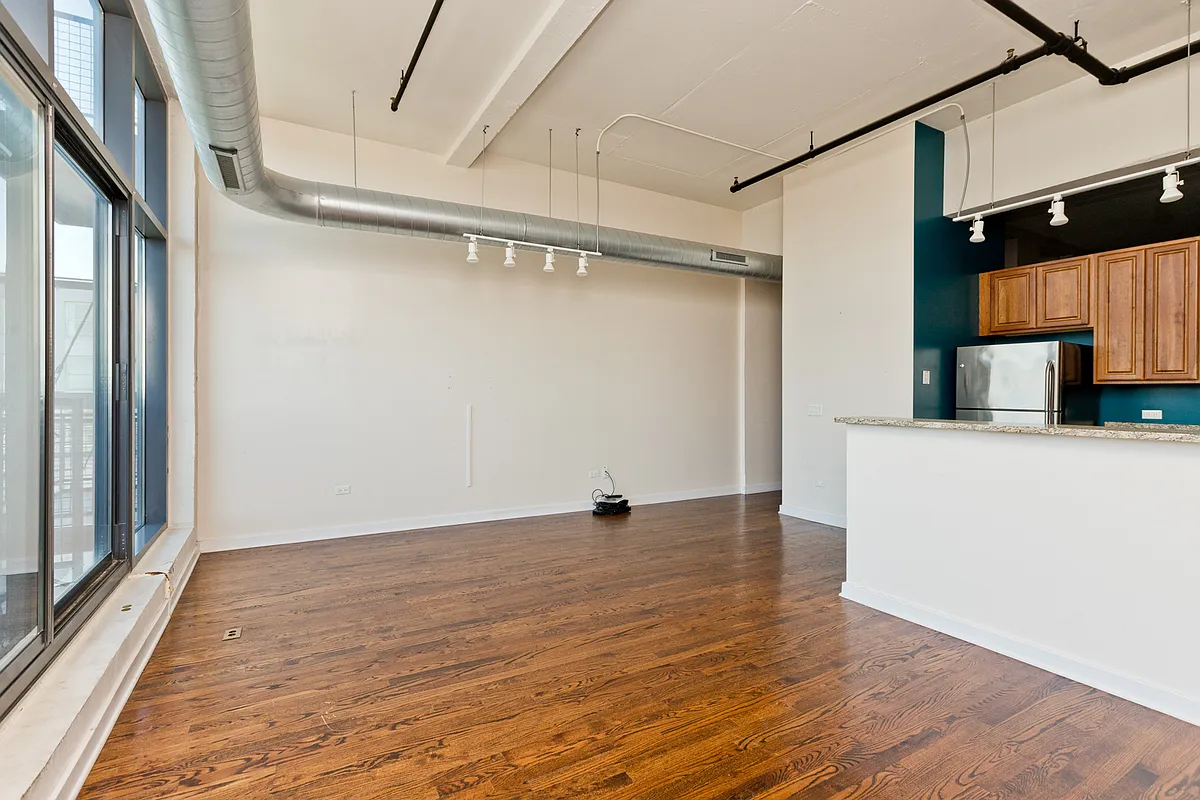 Building Photo - 1224 W Van Buren St #622