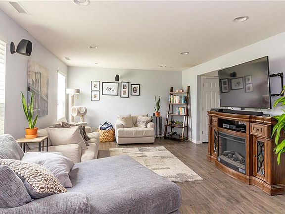 4th image of 15243 Harmon Pl