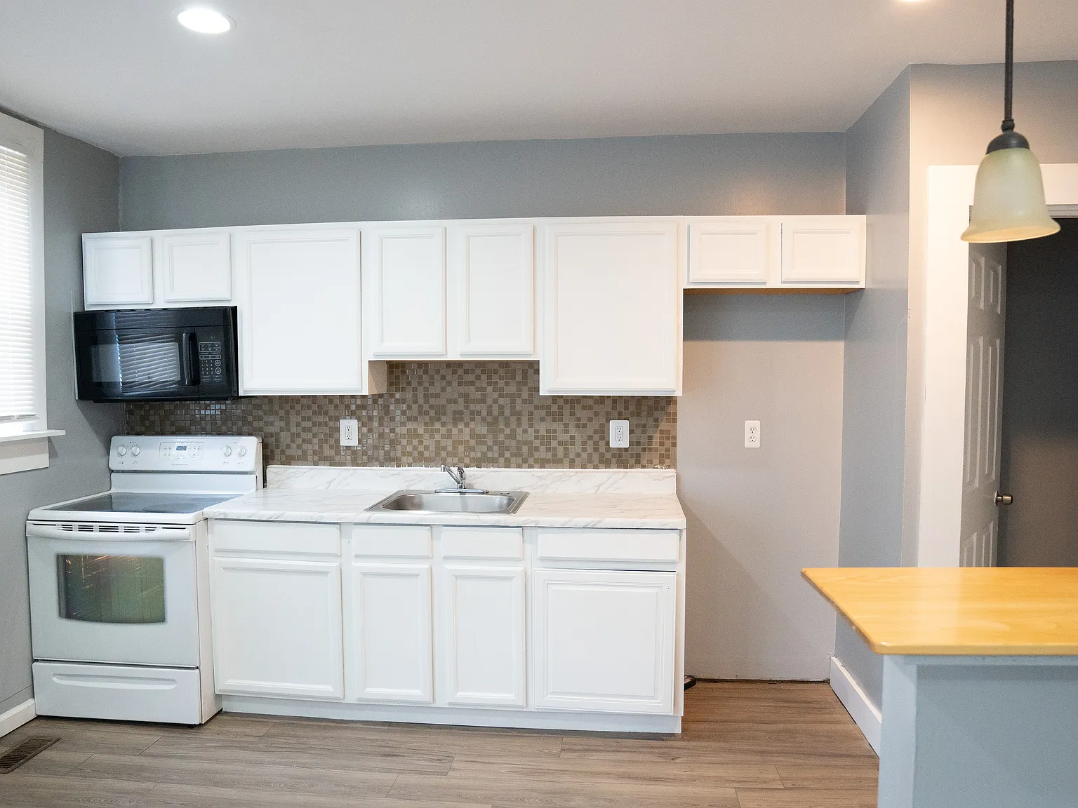 4 bed, 1.5 bath, $1,800 — Photo 2