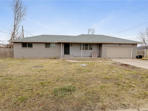 418 N 12th St, Rogers, AR 72756