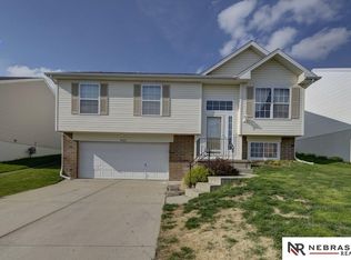 16522 Erskine St, Omaha, NE 68116