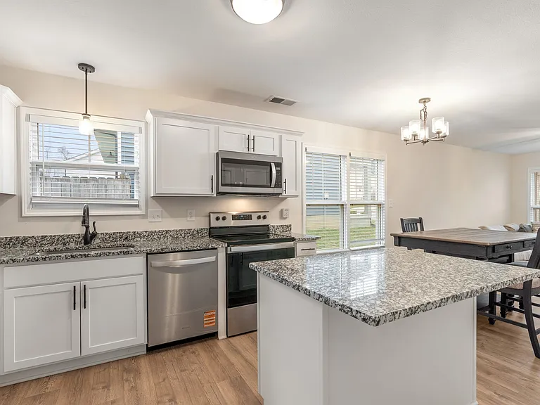 412 Hillside Dr — Photo 5