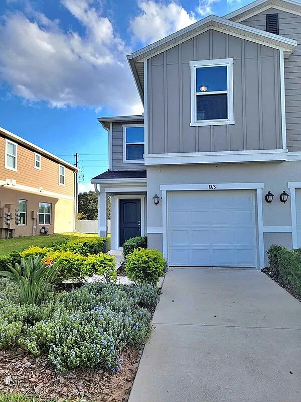 3 bed, 2.5 bath, 1489 sqft, $1,950 — Photo 1