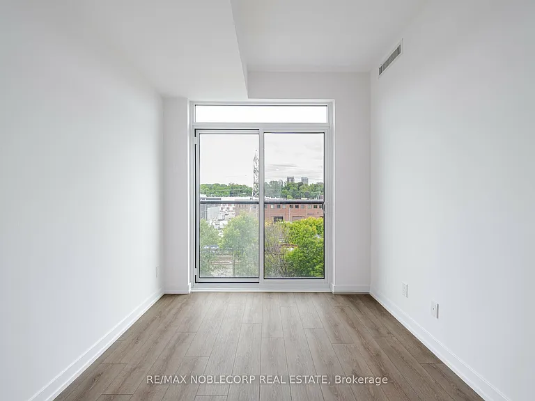 500 Dupont St #409 — Photo 12