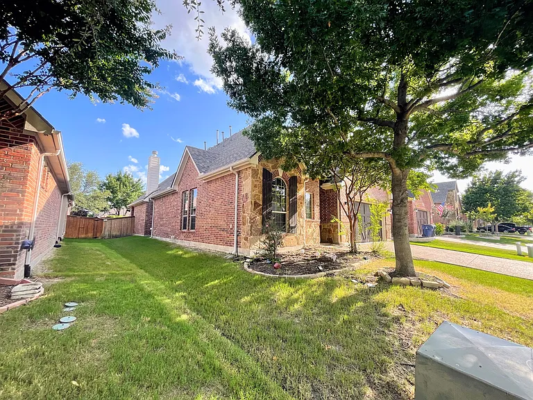 3103 Townsend Dr — Photo 3