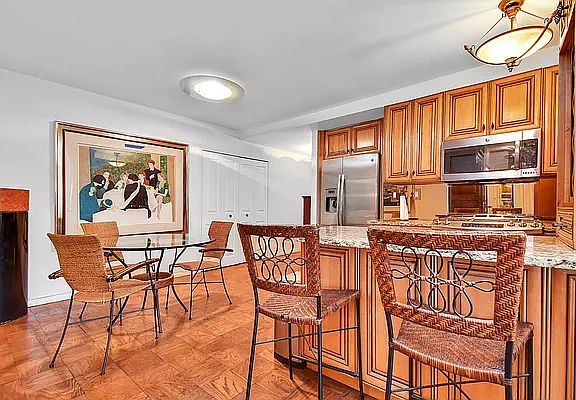 3rd image of 333 E 79th St #18VV