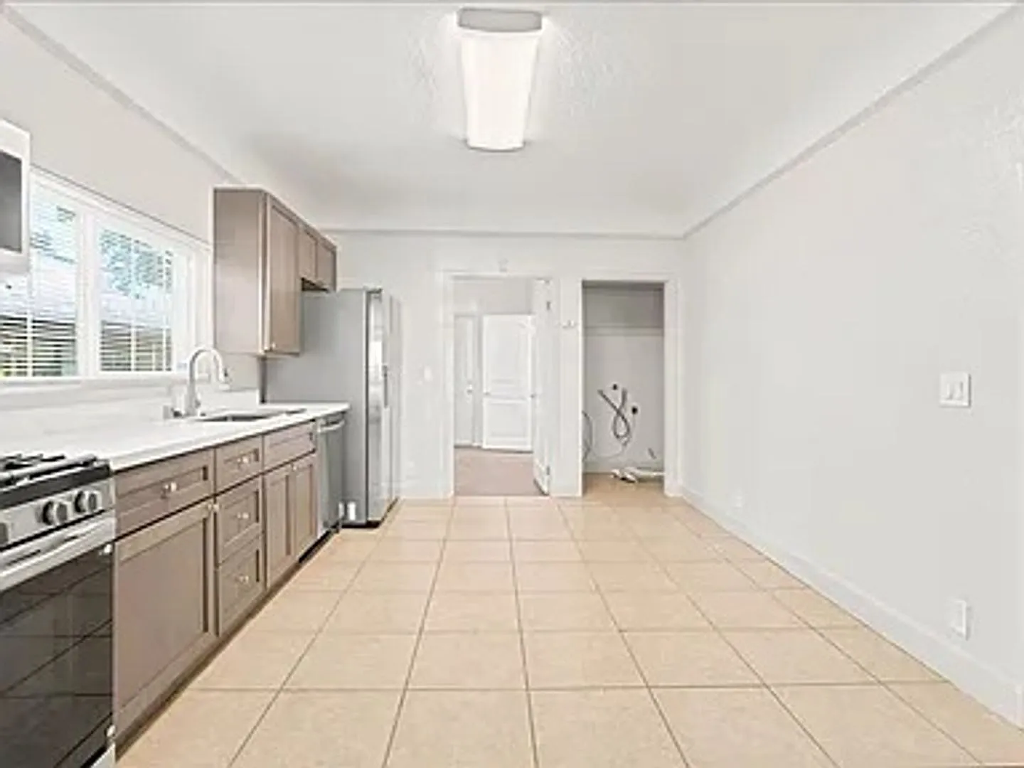 Available Now Remodeled 3-Bedroom Home Near Ucdmc With Ev Charger — Photo 3