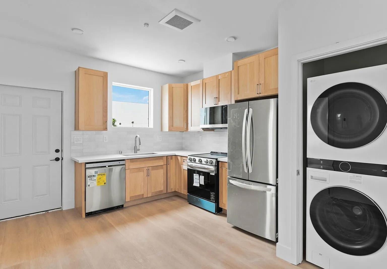 3 bed, 3.0 bath, 922 sqft, $3,600 — Photo 1