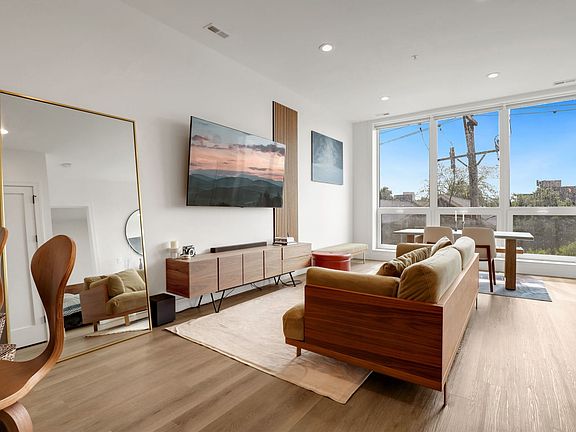 3rd image of 2423 W Fullerton Ave #3E