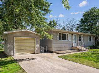 910 5th St SW, Independence, IA 50644