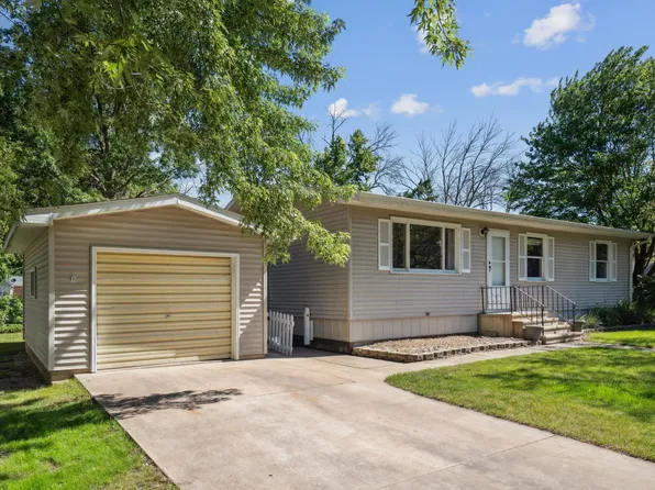 910 5th St SW, Independence, IA 50644