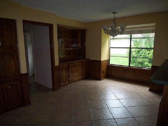5th image of 923 S Greenstone Ln