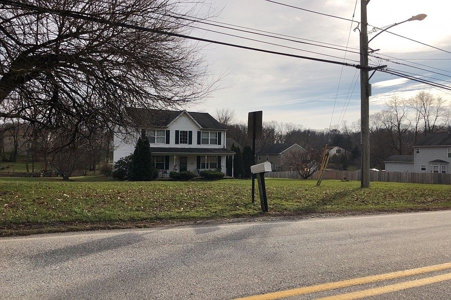 1st image of 4 Penn Oak Ln