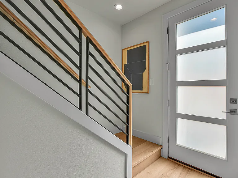 8426 E Burnside St — Photo 2