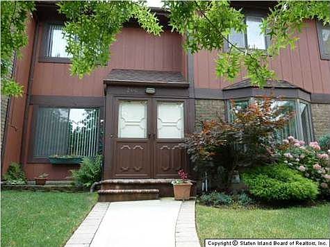 1st image of 200 Balsam Pl