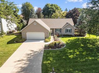 1028 S Prairie Creek Dr, Neenah, WI 54956