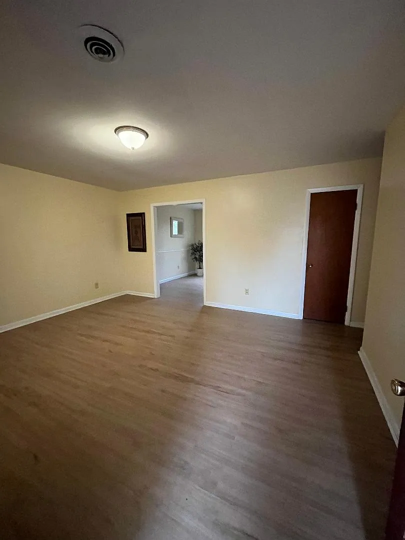 3 bed, 1.5 bath, 1325 sqft, $2,000 — Photo 2