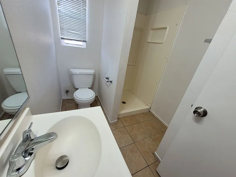 2430 S 5th Ave — Photo 8