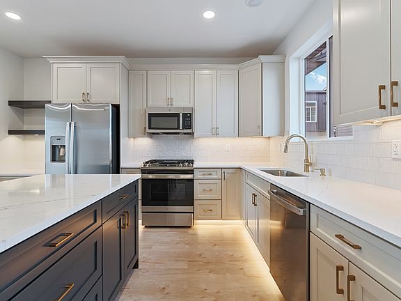 Gas range, quartz countertops, stainless steel appliances