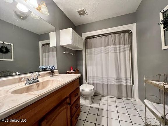 5th image of 501 Royal Oak Dr