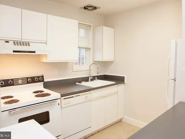 1712 W Abingdon Dr #301 — Photo 5