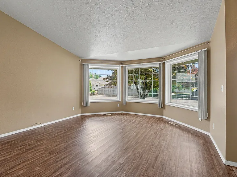 1075 Mildred Ln SE — Photo 9