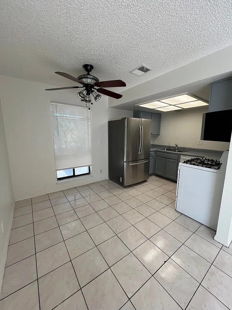 Building Photo - 5175 Caliente St #122