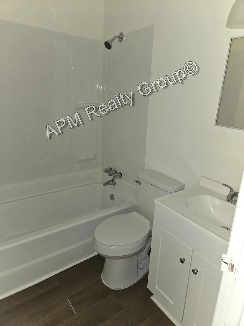 Cute 3 Bedroom 1.5 Bath — Photo 2