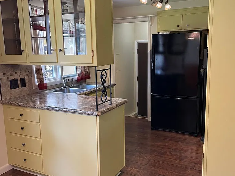 2638 Clark Ave — Photo 4