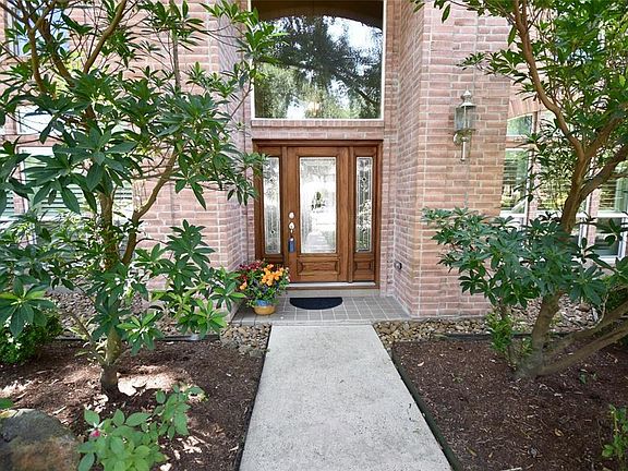 Lovely entry with plenty of windows that allow for natural lighting.