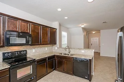 490 Walnut Crst — Photo 1