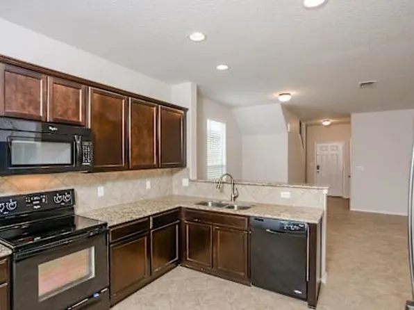 490 Walnut Crst, Selma, TX 78154